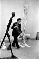 Homme qui marche debout_Sculpture Giacometti_photo Doisneau