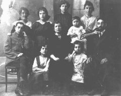 Portrait d'une famille juive_Pinsk_Pologne_1922_