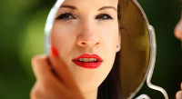 Miroir-femme maquillée-https://www.viepratique.fr/psycho/pourquoi-est-ce-que-je-ne-peux-mempecher-de-jeter-un-oeil-dans-le-miroir-78530.html