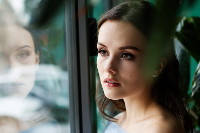 Miroir-reflet-jeune femme-fenêtre-https://www.pickpik.com/woman-grown-up-portrait-people-girl-window-34953