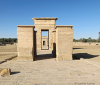 Les trois portes_http://www.temples-egypte.net/oasis/Hibis/temple/troisPortes.html