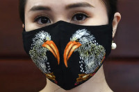 masque brodé-https://www.franceinter.fr/monde/coronavirus-tour-du-monde-en-images-des-masques-les-plus-improbables