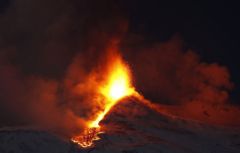 Volcan_eruption_Etnan_JDD_http://www.lejdd.fr/International/Europe/Images/fevrier-2012/Le-volcan-Etna-en-eruption-en-Italie-485237#highlight
